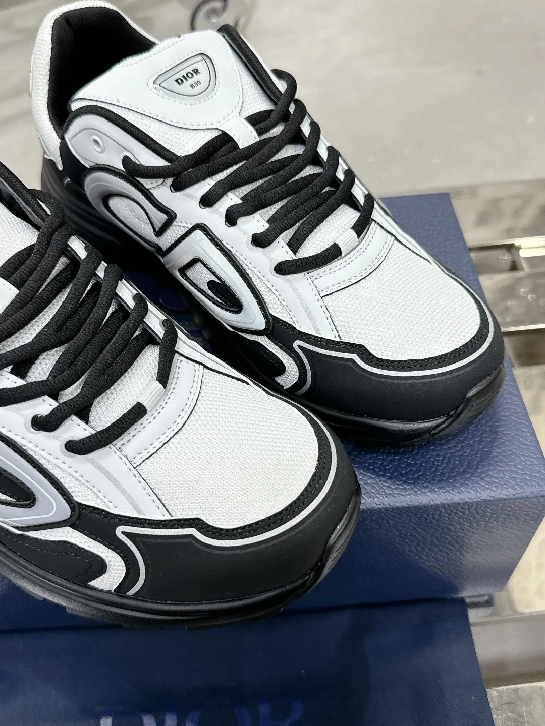 Men's men's shoes 💰600❤️❤️❤️High version Dior Dior's latest color matching B30 series reflective dad sneakers original 17380💰 purchased for development and production Brand new B30 sneakers Dad Shoes style shoes that follow the trend of the retro market The Dior logo on the tongue also indicates that this pair of shoes is the B30 model! B30 uses fine-textured leather and mesh cloth materials to form a shoe body. There are conspicuous letters CD on both sides of the shoe body to indicate identity. Many lines on the shoe body outline details to make the shoes look less monotonous and full of retro flavor. The delivery counter is exquisitely packaged🛍📦 ▪️Fabric: Original customized technical fabric + mesh ▪️Inner lining: Customized breathable lining ▪️Outsole: Original molded IP foam + TPU outsole ▪️Sole thickness: 3.5CM ▪️Size: Women’s size 35-40 / Men’s size 39-46